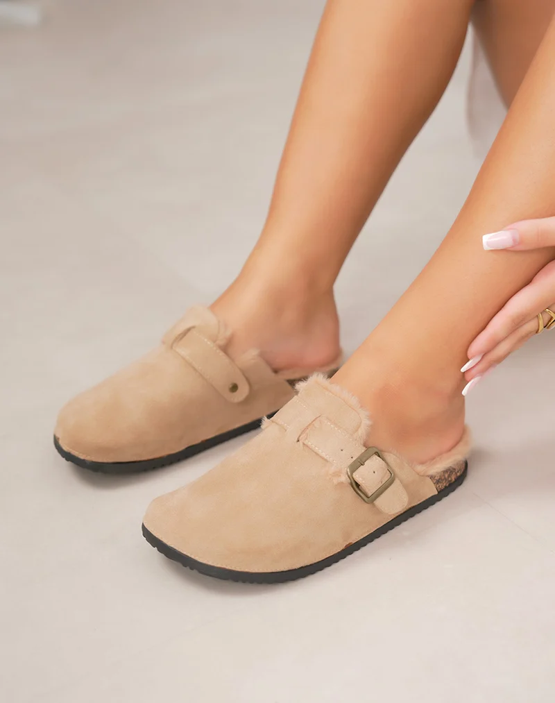 Mules beiges fourrées avec sangle décorative