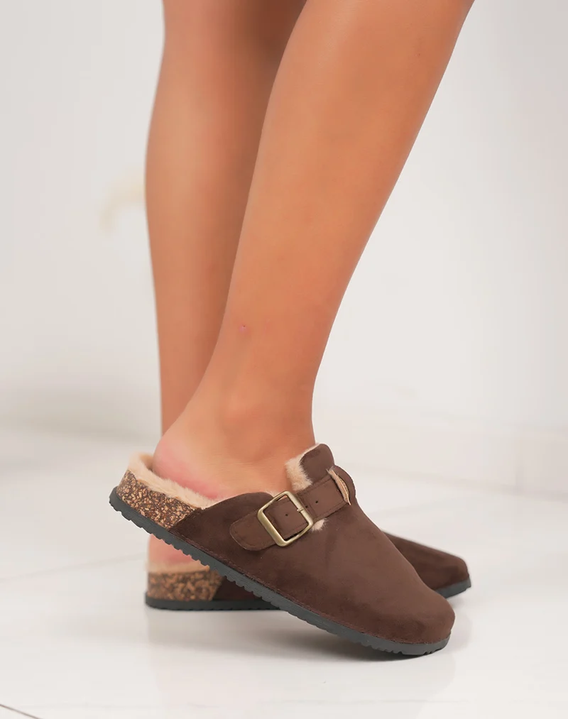 Mules marron fourrées avec sangle décorative