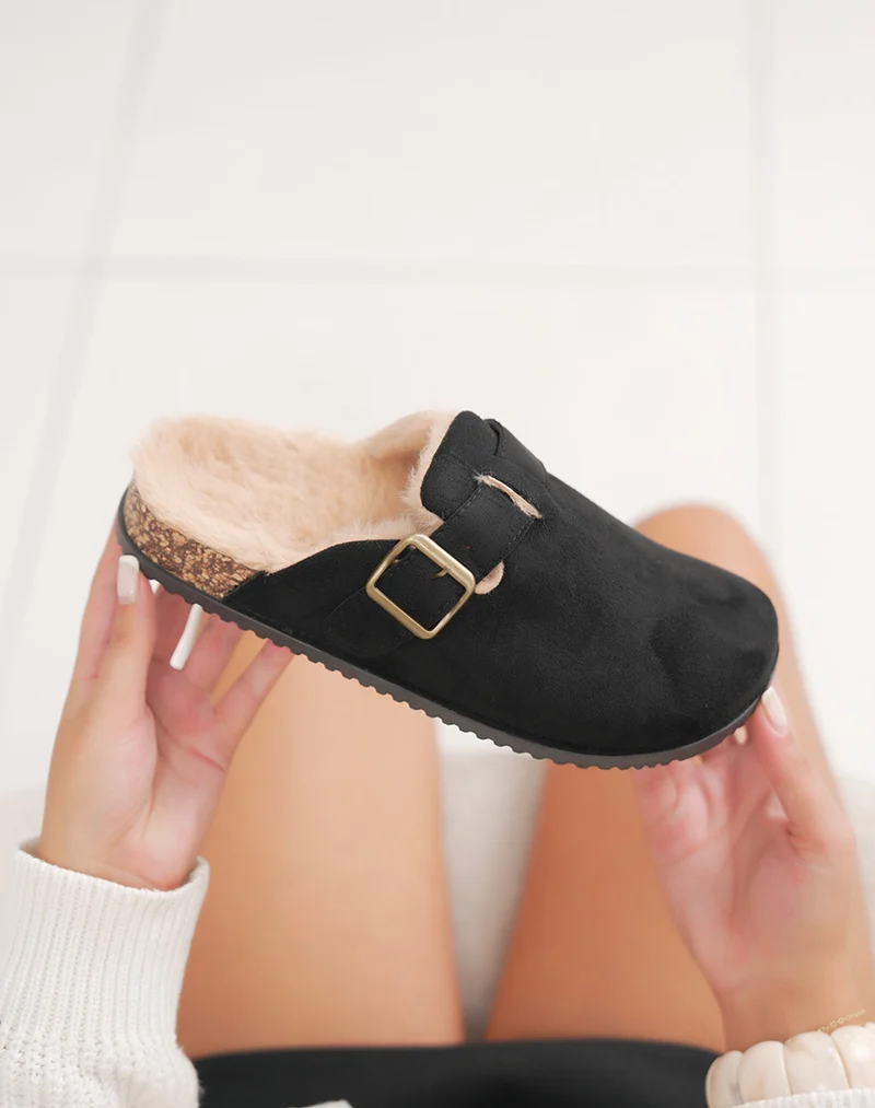 Mules noires fourrées avec sangle décorative