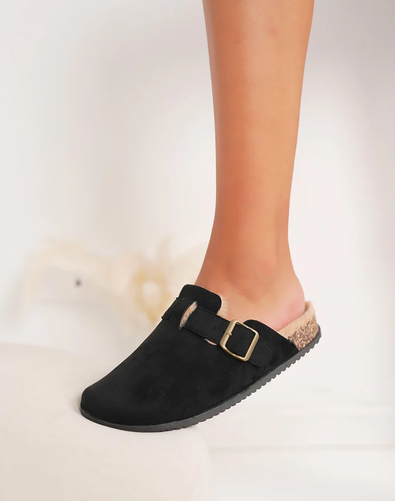 Mules noires fourrées avec sangle décorative