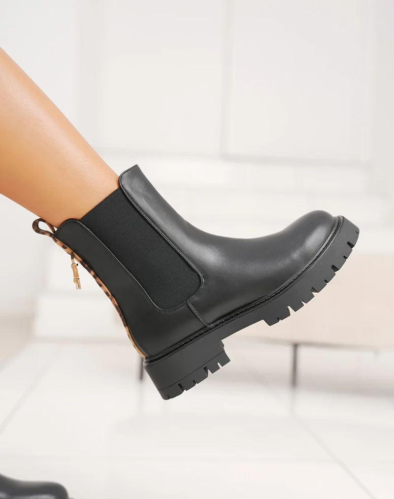 Bottines femme noires style Chelsea avec détail léopard et semelle crantée