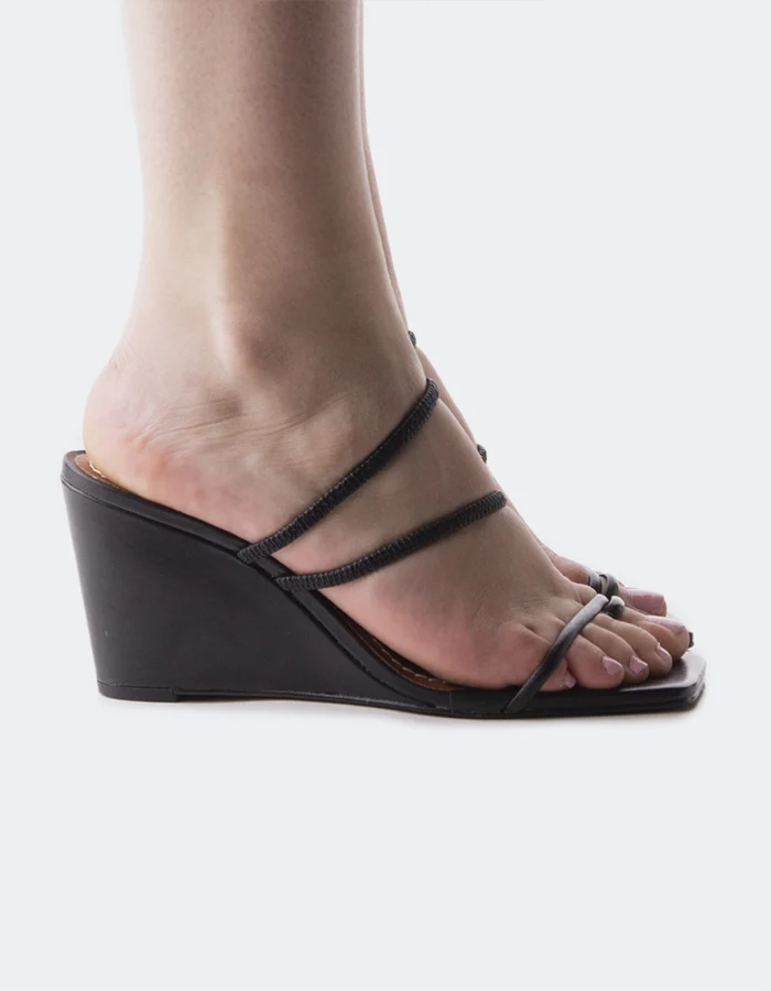 Karavi Black Leather