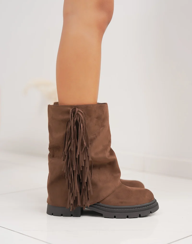 Bottines marron en suédine à franges et semelle crantée
