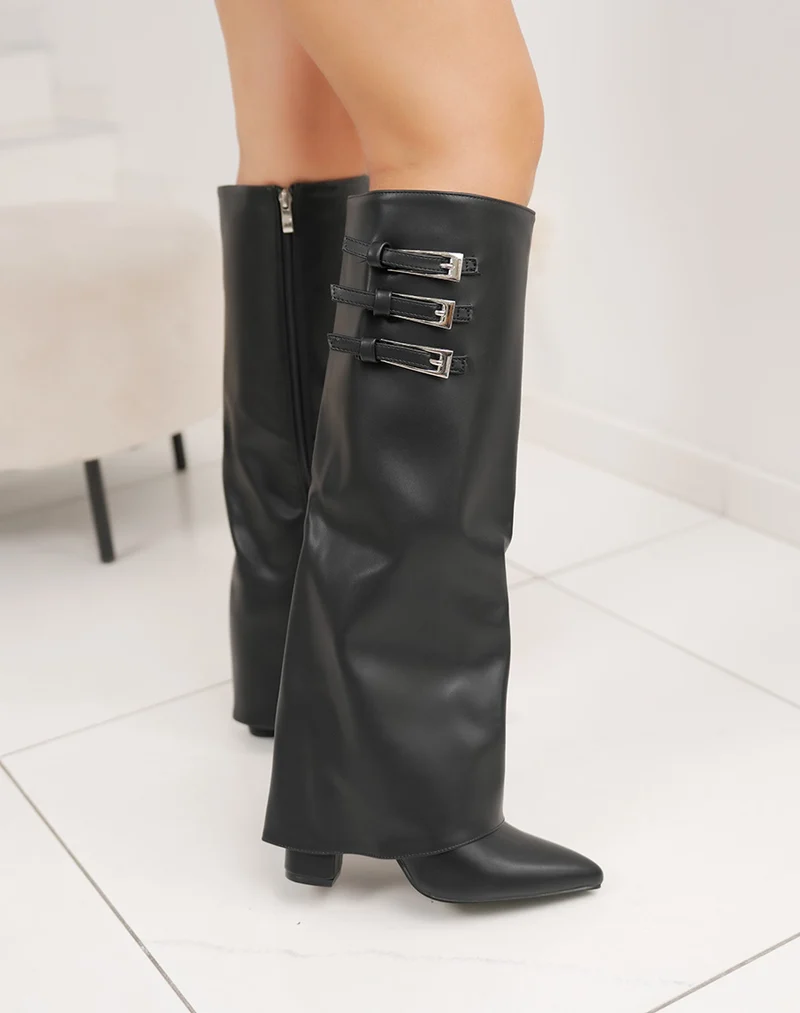 Bottes noires à talon haut avec trois boucles décoratives
