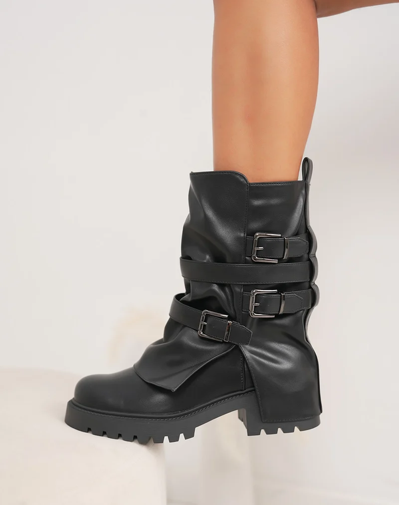Bottines noires à revers avec sangles décoratives et semelle crantée