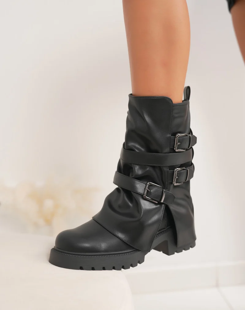 Bottines noires à revers avec sangles décoratives et semelle crantée