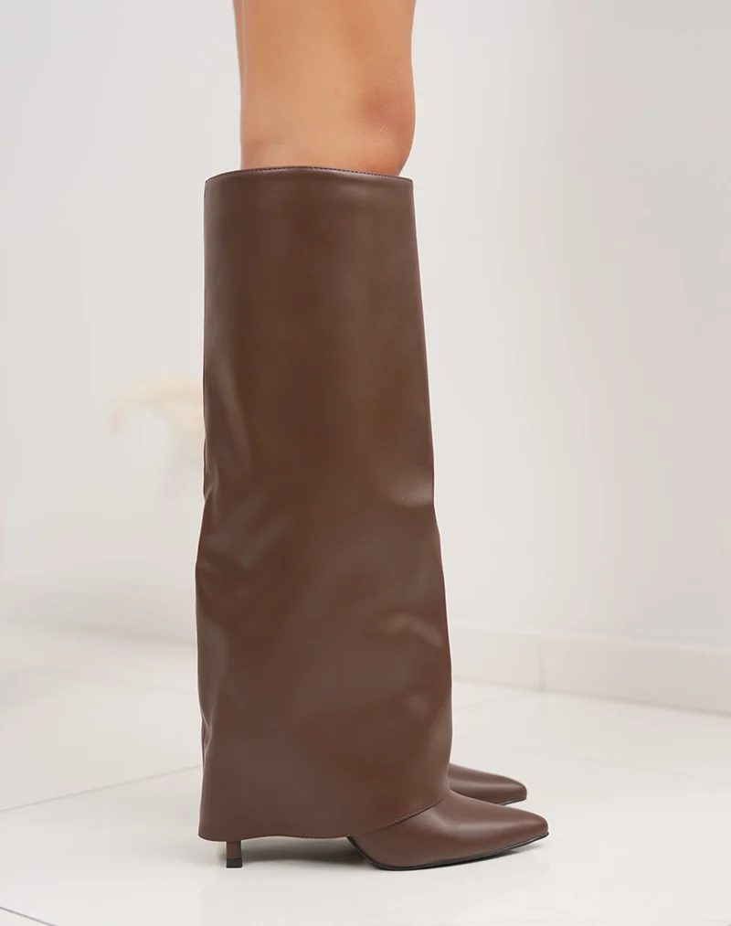 Bottes marron à revers avec bout pointu et talons aiguilles raffinés