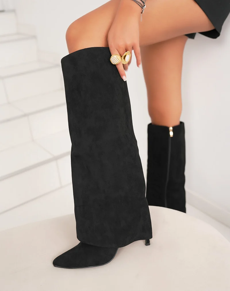 Bottes noires en suédine – Talon aiguille à bout pointu et revers