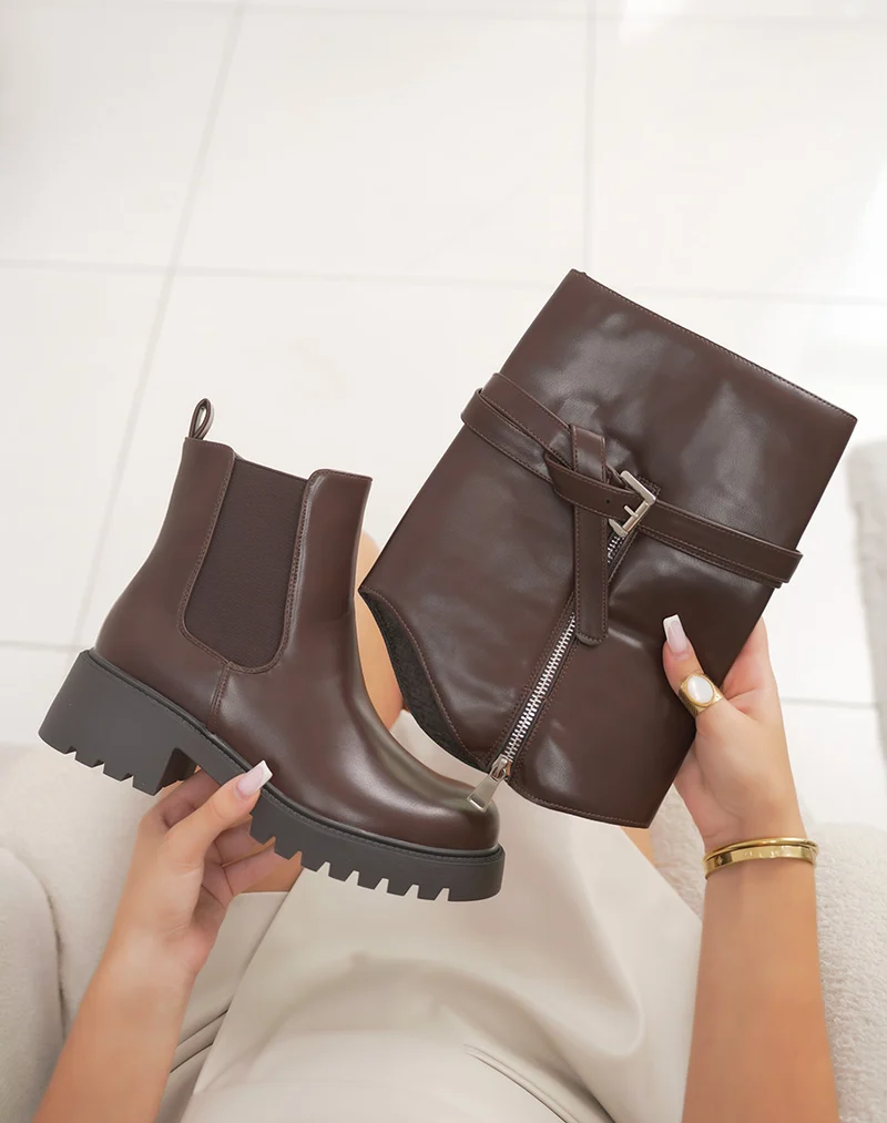 Bottines Chelsea marron fourrées – Tige amovible avec lanières et boucle argentée