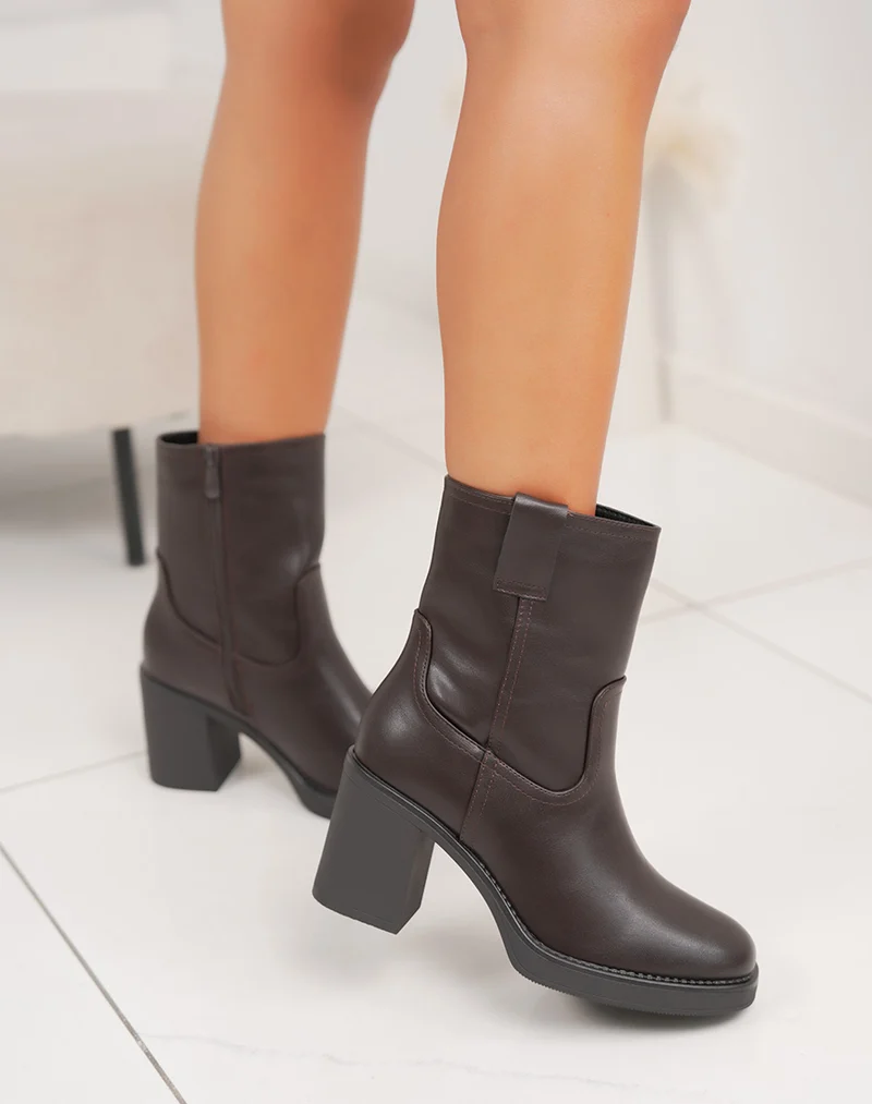 Bottines marron fourrées à talon carré – Bout rond