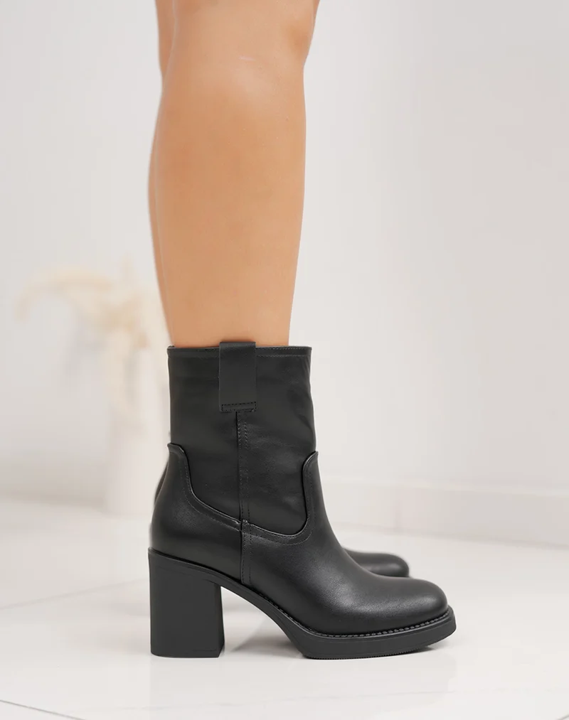 Bottines noires fourrées à talon carré et à bout rond