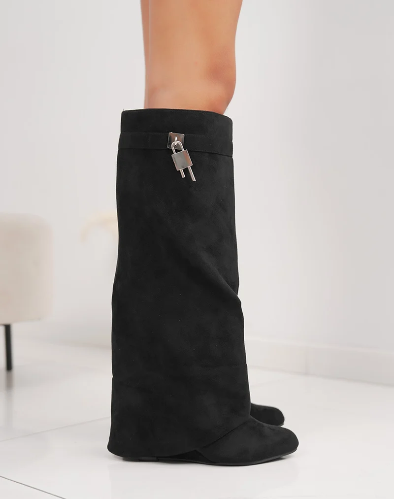 Bottes noires en suédine à talon compensé – Boucle cadenas argentée