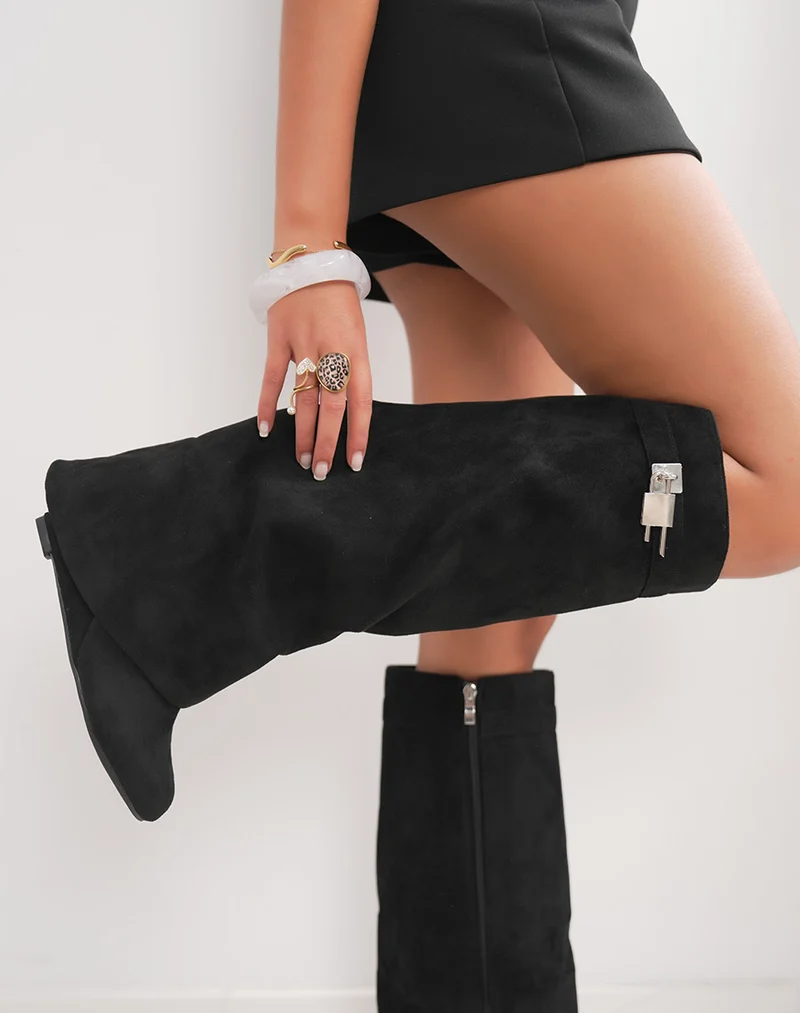 Bottes noires en suédine à talon compensé – Boucle cadenas argentée