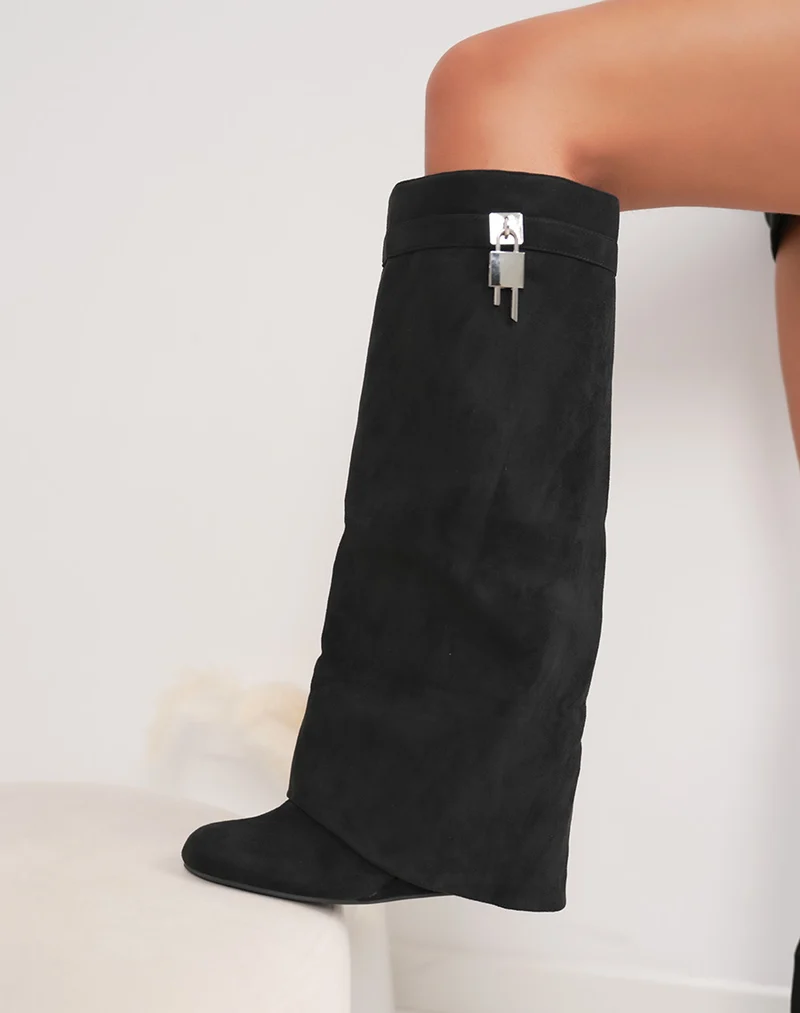 Bottes noires en suédine à talon compensé – Boucle cadenas argentée