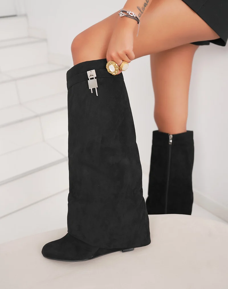 Bottes noires en suédine à talon compensé – Boucle cadenas argentée
