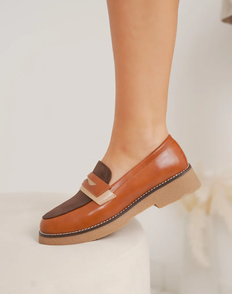 Mocassins femme camel avec empiècements marron et semelle marron claire