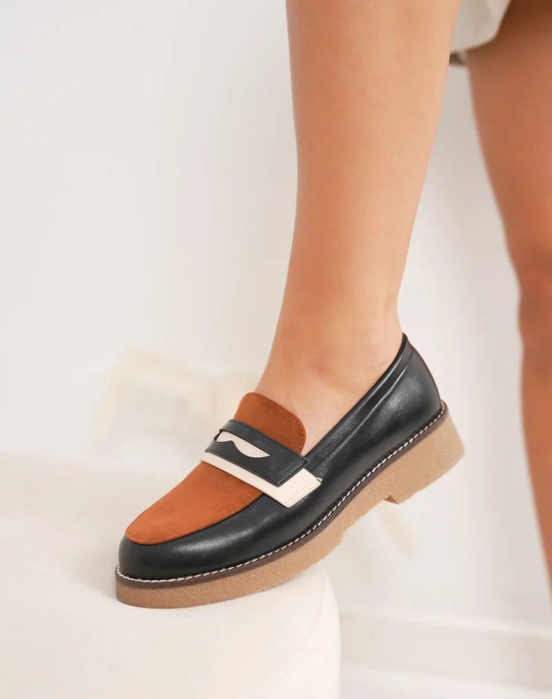 Mocassins femme noirs élégants avec empiècement camel et semelle marron claire