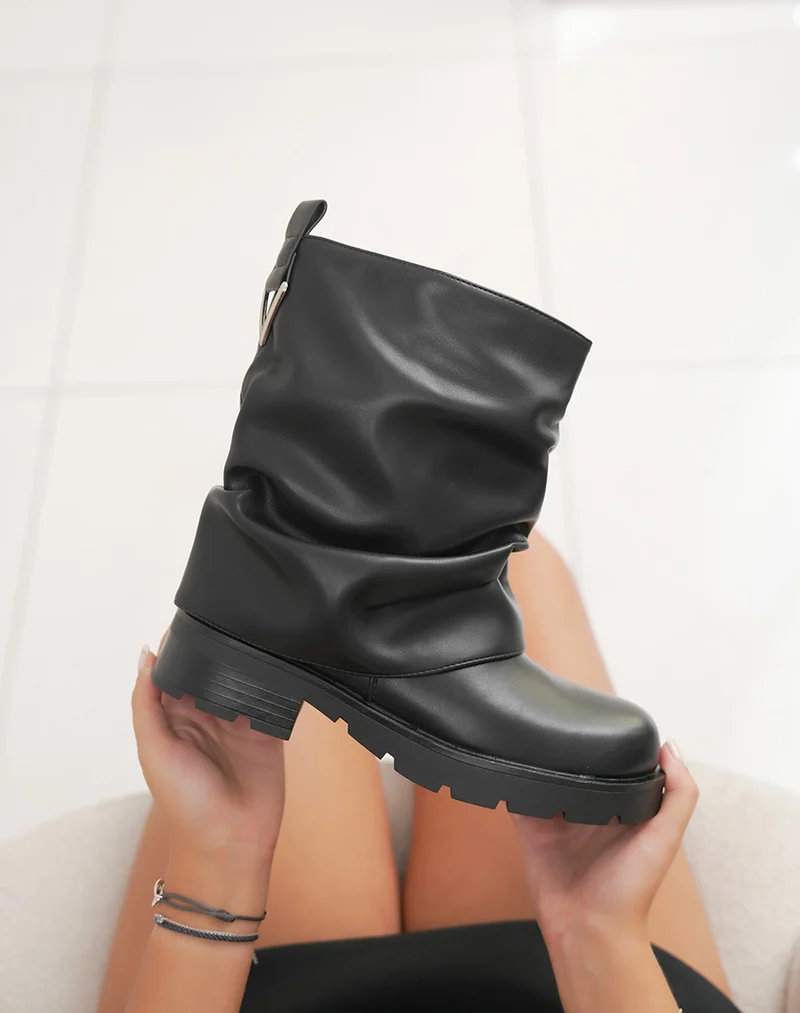 Bottines femme noires à revers plié tendance avec semelle crantée épaisse