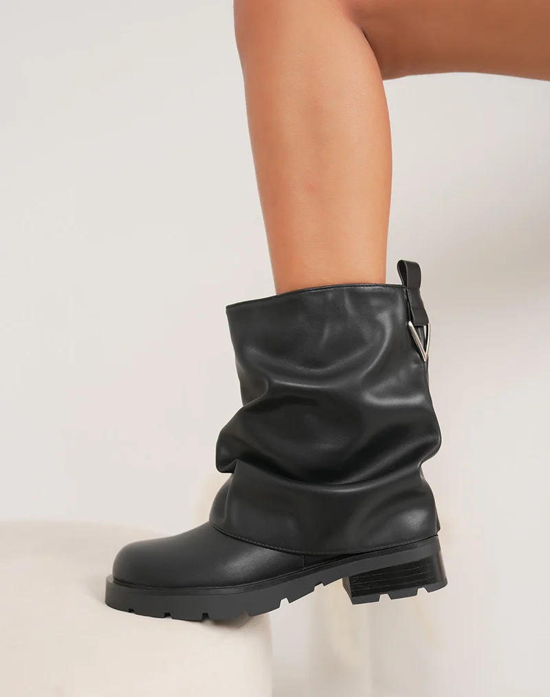Bottines femme noires à revers plié tendance avec semelle crantée épaisse