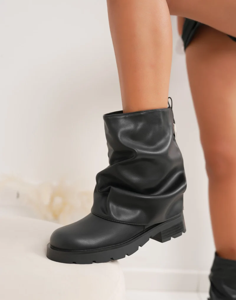 Bottines femme noires à revers plié tendance avec semelle crantée épaisse