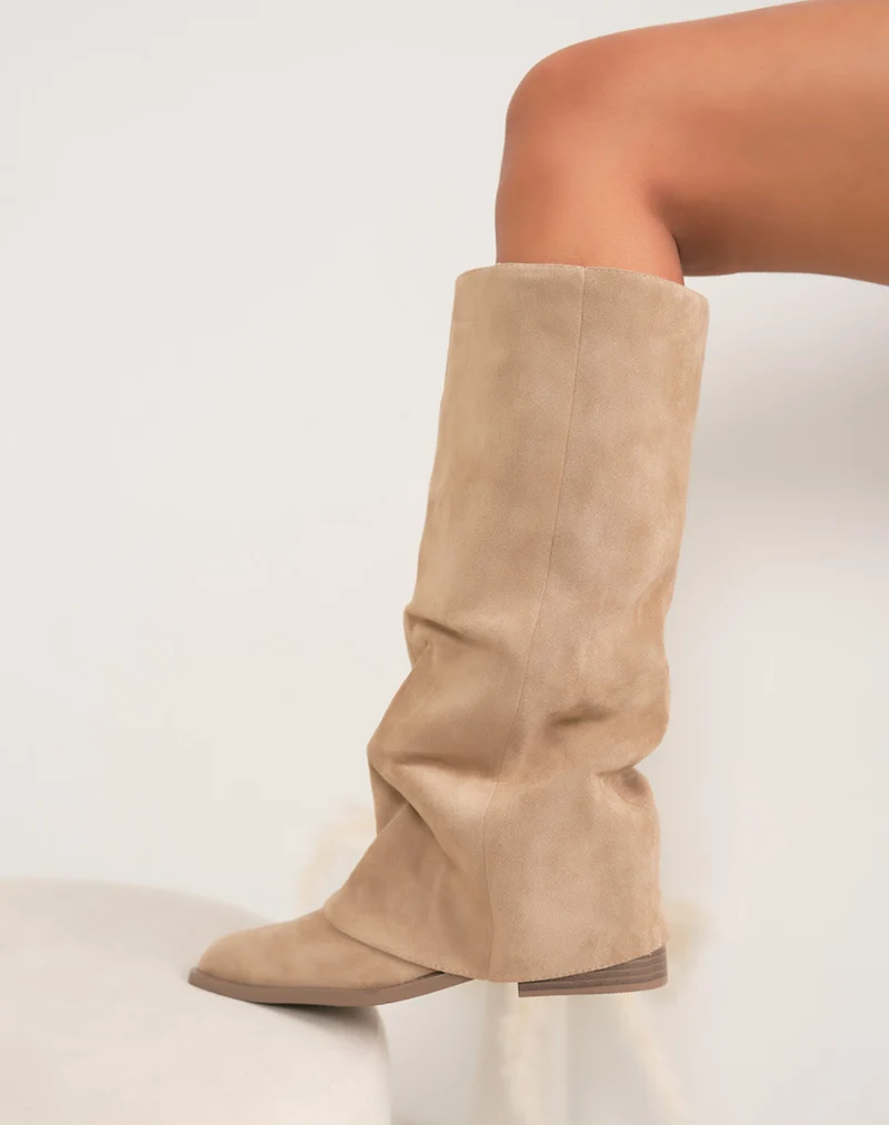 Bottes femme taupe tendance en suédine fourrée à bout pointu et talon plat