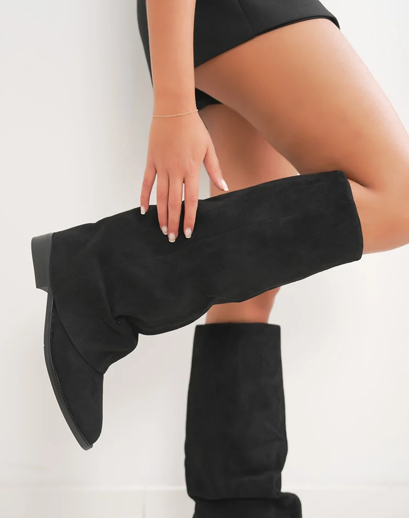 Bottes femme noires élégantes en suédine à bout pointu et talon plat