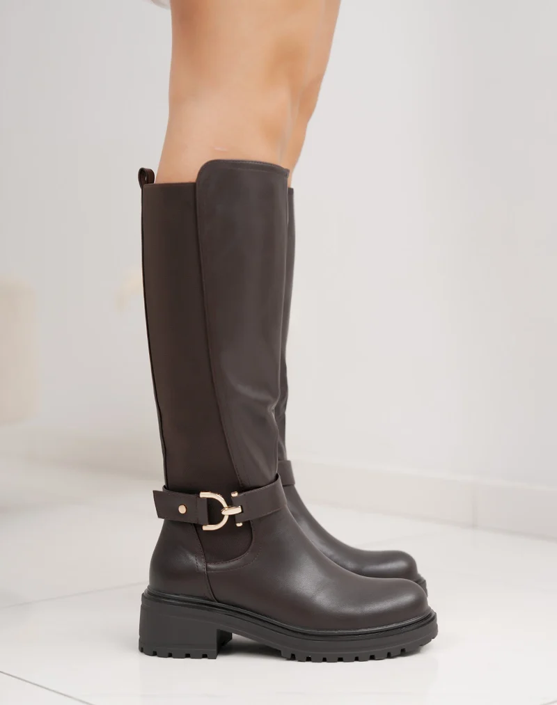 Bottes femme marron style chevalière avec bande élastique et bijou doré