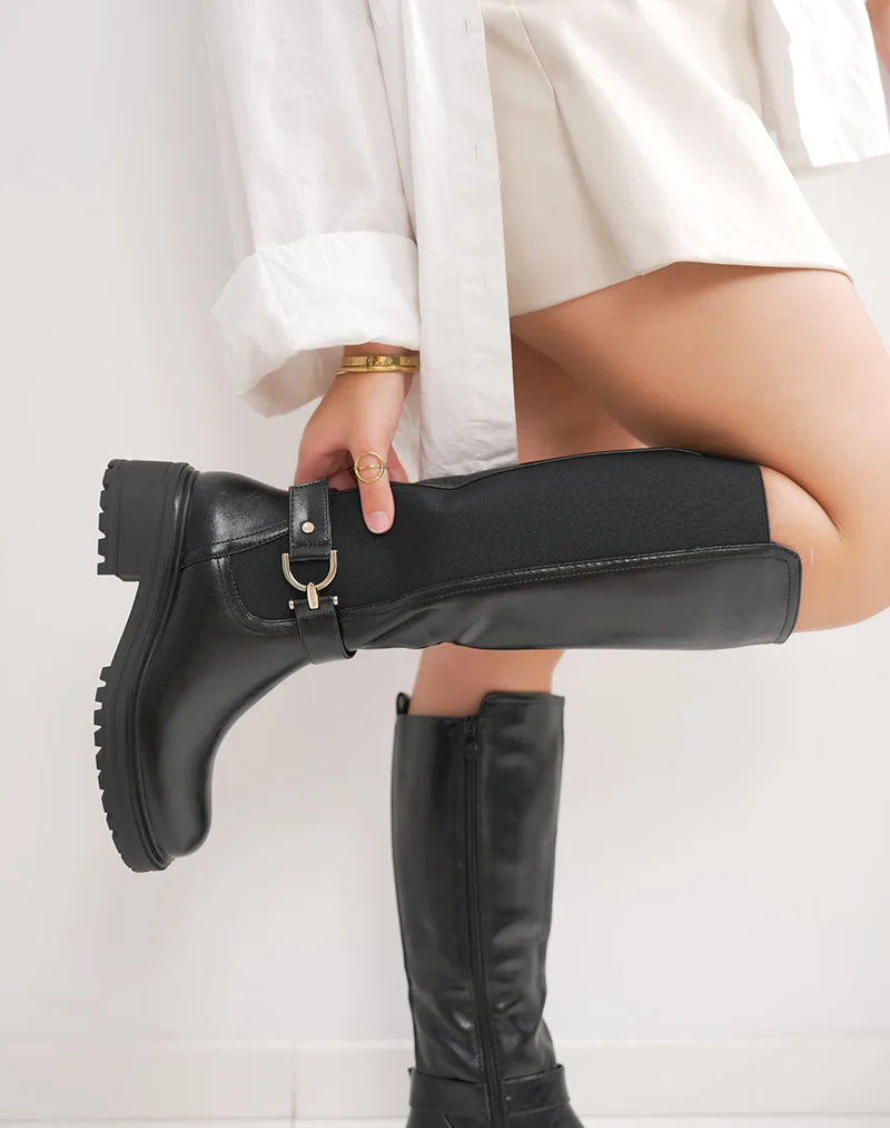 Bottes femme noires style chevalière avec bande élastique et bijou doré