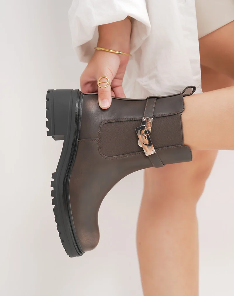 Bottines femme marron style Chelsea à lanière argentée et semelle crantée