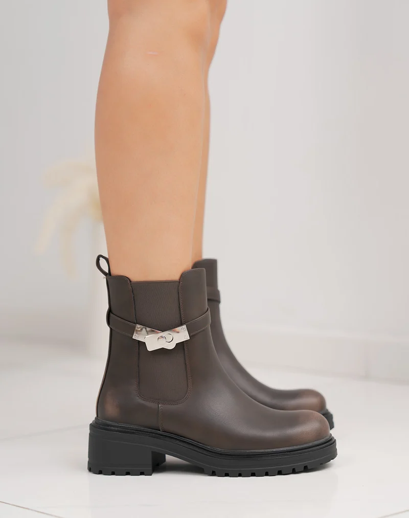 Bottines femme marron style Chelsea à lanière argentée et semelle crantée