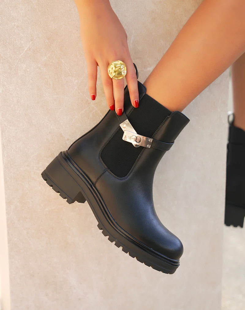 Bottines femme noires style Chelsea à lanière argentée et semelle crantée
