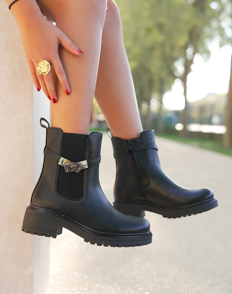 Bottines femme noires style Chelsea à lanière argentée et semelle crantée