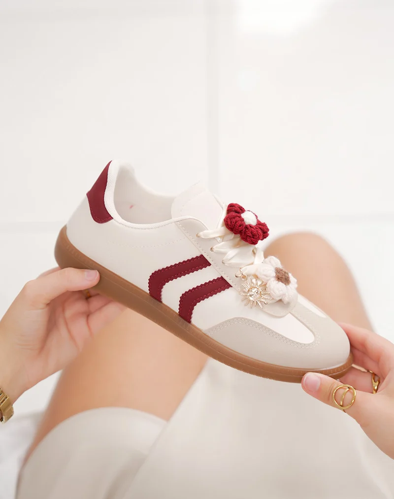 Basket femme beige à breloque fleur et détails bordeaux élégants