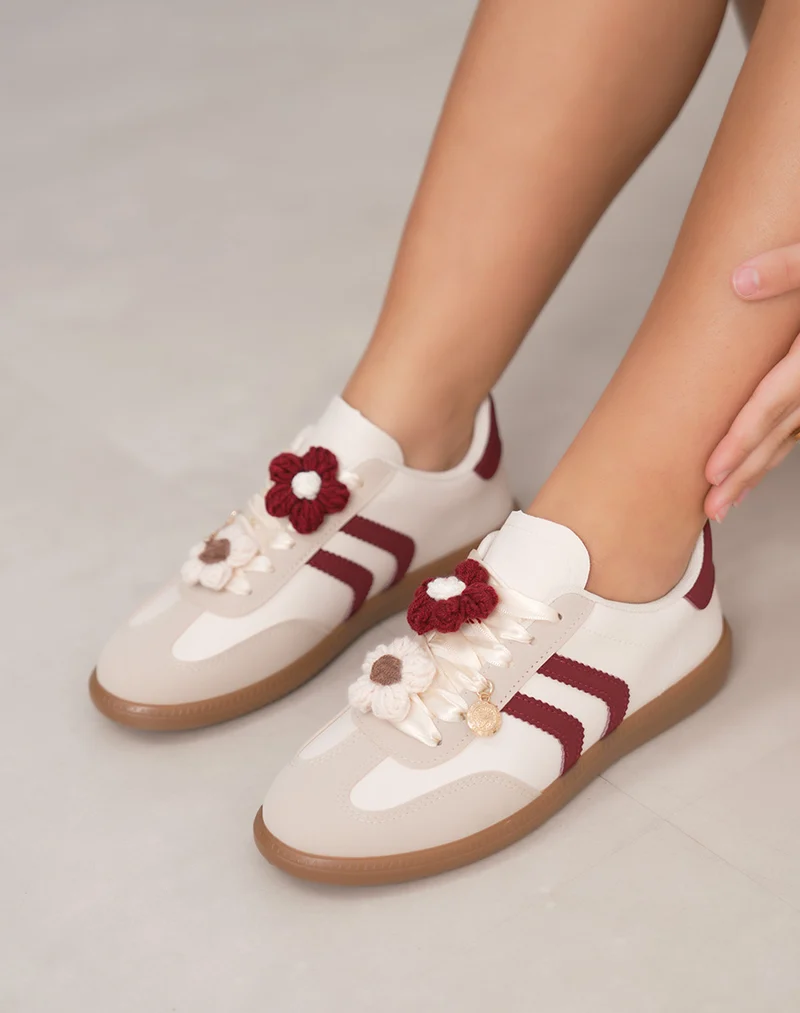 Basket femme beige à breloque fleur et détails bordeaux élégants