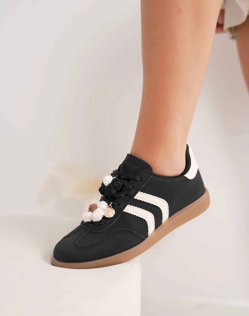 Basket femme noire à breloque fleur et détails blancs élégants