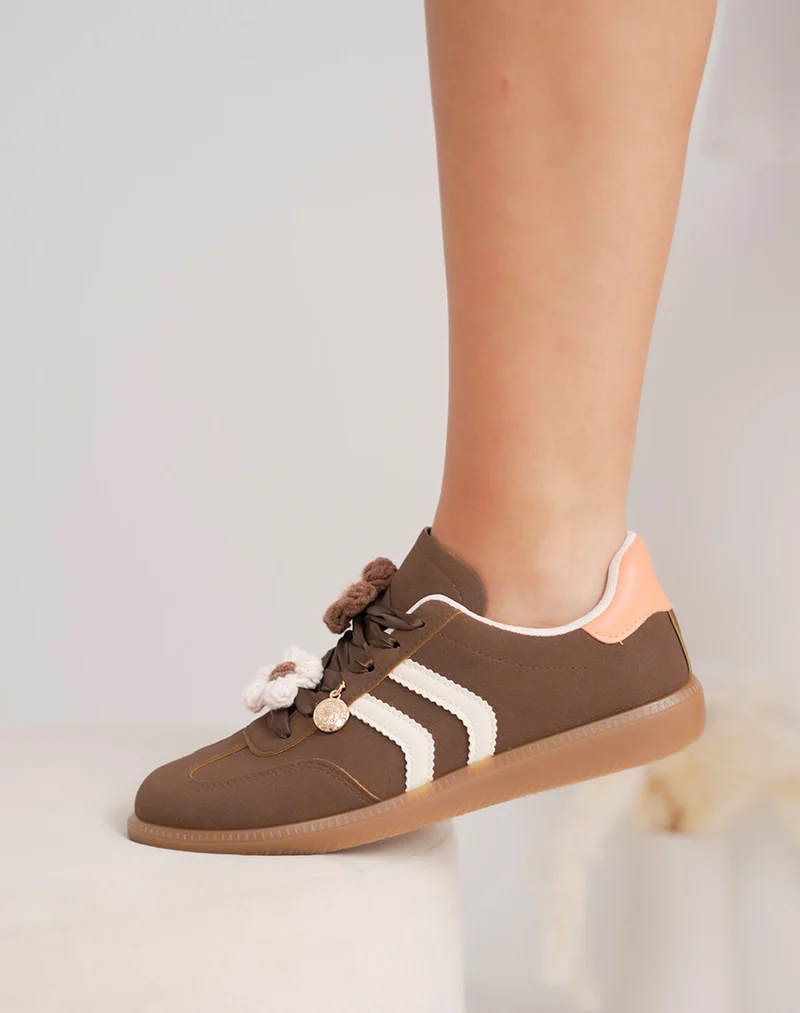 Basket femme marron à breloque fleur et détails beiges élégants