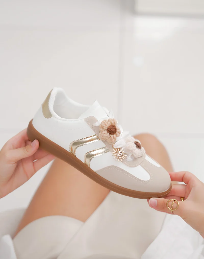 Basket femme beige à breloque fleur et détails dorés tendance