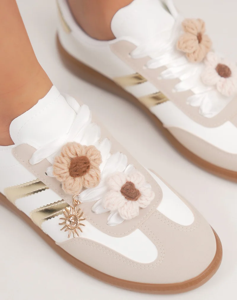 Basket femme beige à breloque fleur et détails dorés tendance