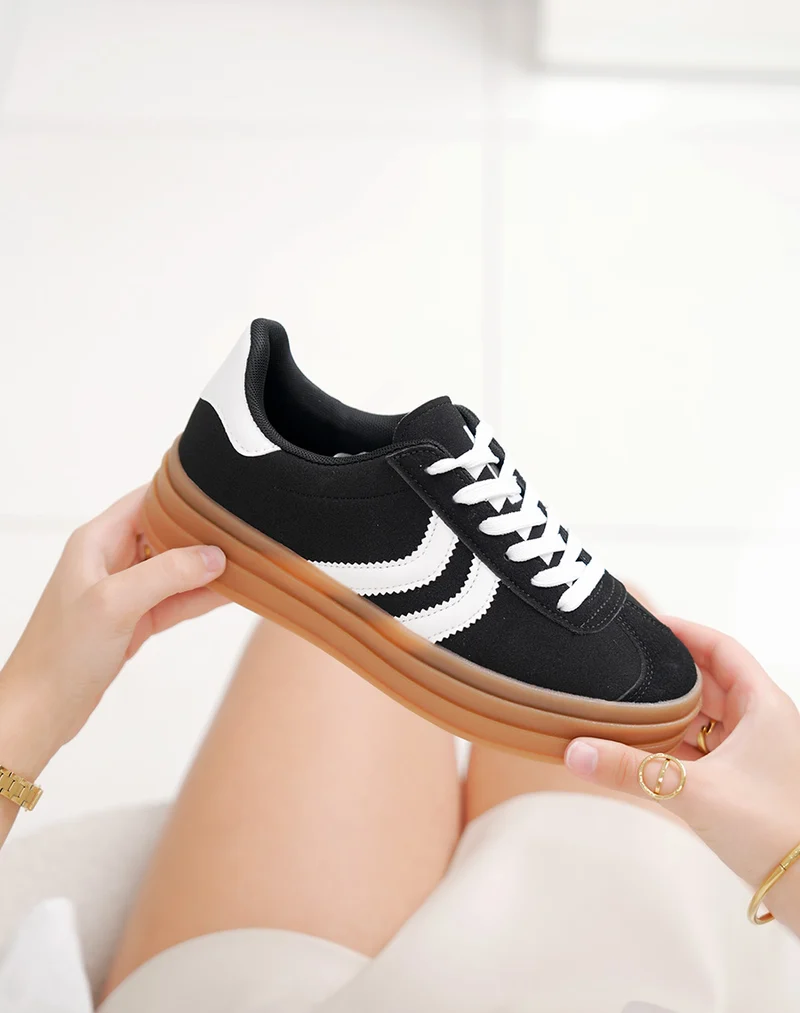 Basket femme noire à bandes blanches et semelle marron tendance