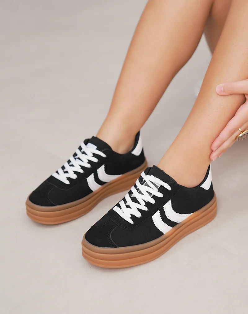 Basket femme noire à bandes blanches et semelle marron tendance