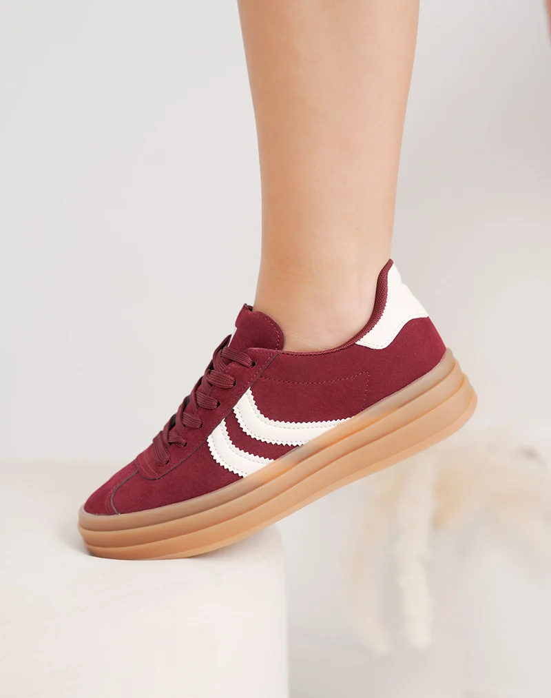 Basket femme bordeaux à bandes blanches et semelle marron tendance