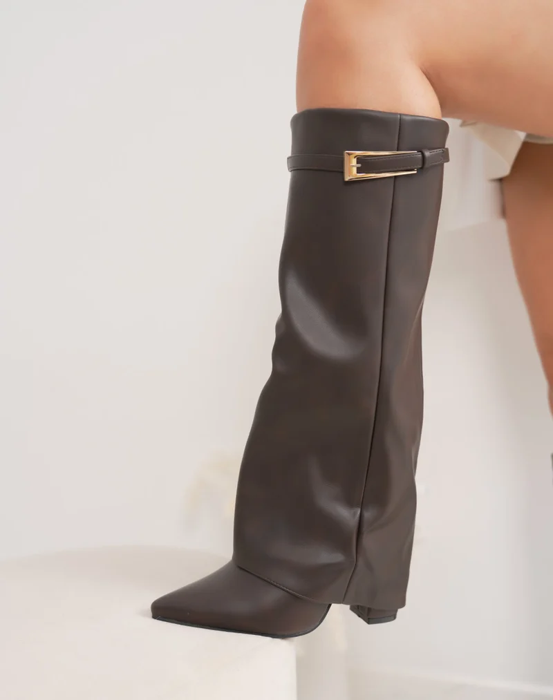 Bottes femme marron à revers élégantes avec lanière et boucle dorée