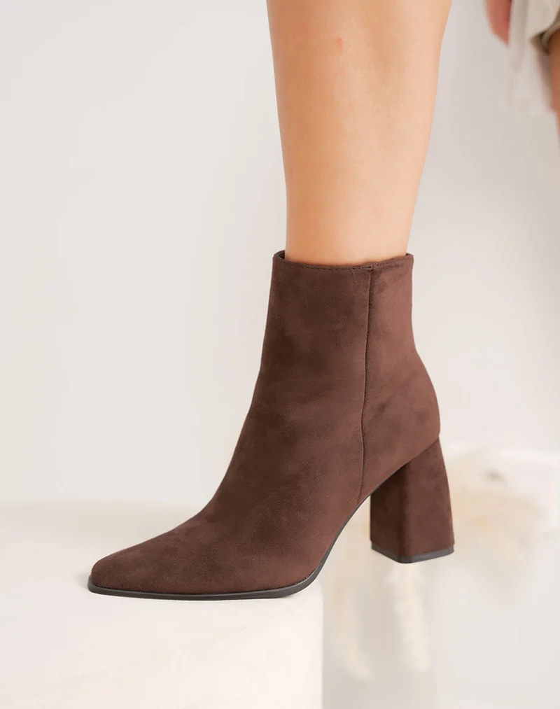 Bottines femme marron en suédine à talon carré élégant et bout pointu