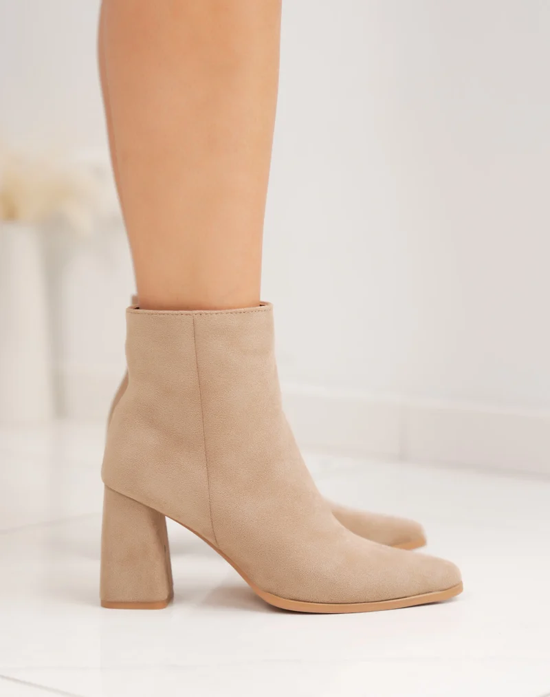 Bottines femme beige en suédine à talon carré chic et bout pointu