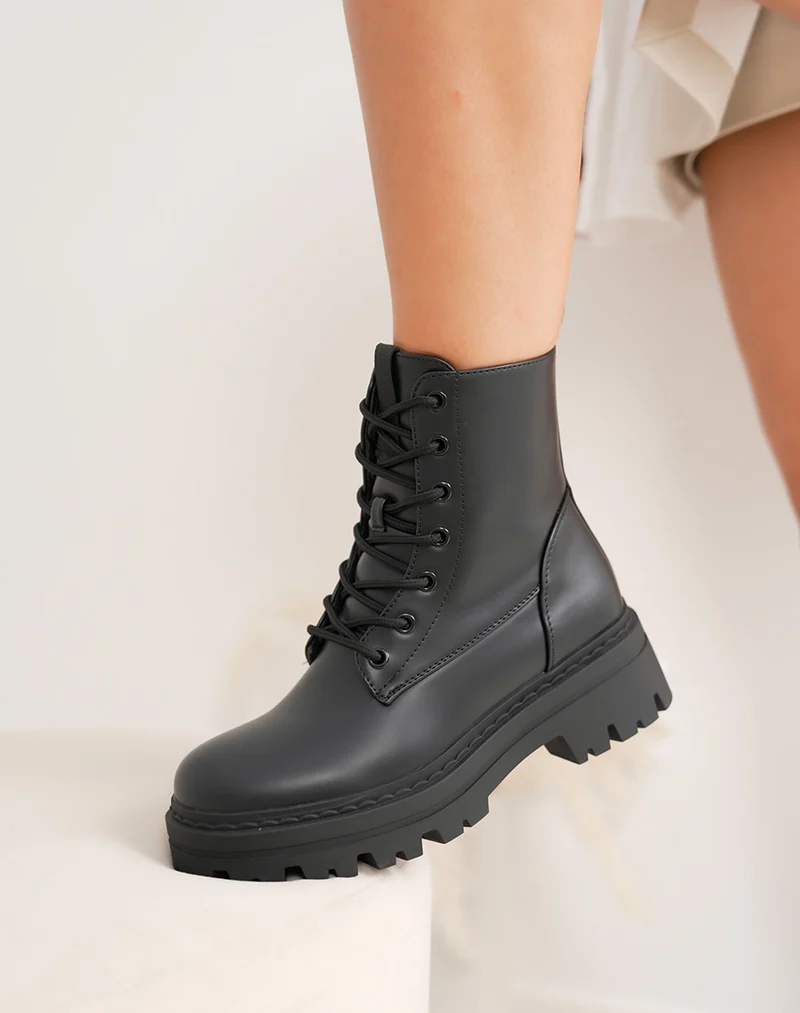 Bottines femme noires à lacets et semelle crantée épaisse avec talon carré 5cm