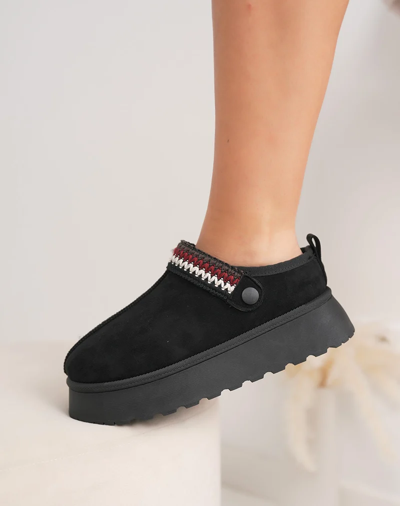 Mules femme noires en suédine fourrée avec détail cousu ajustable