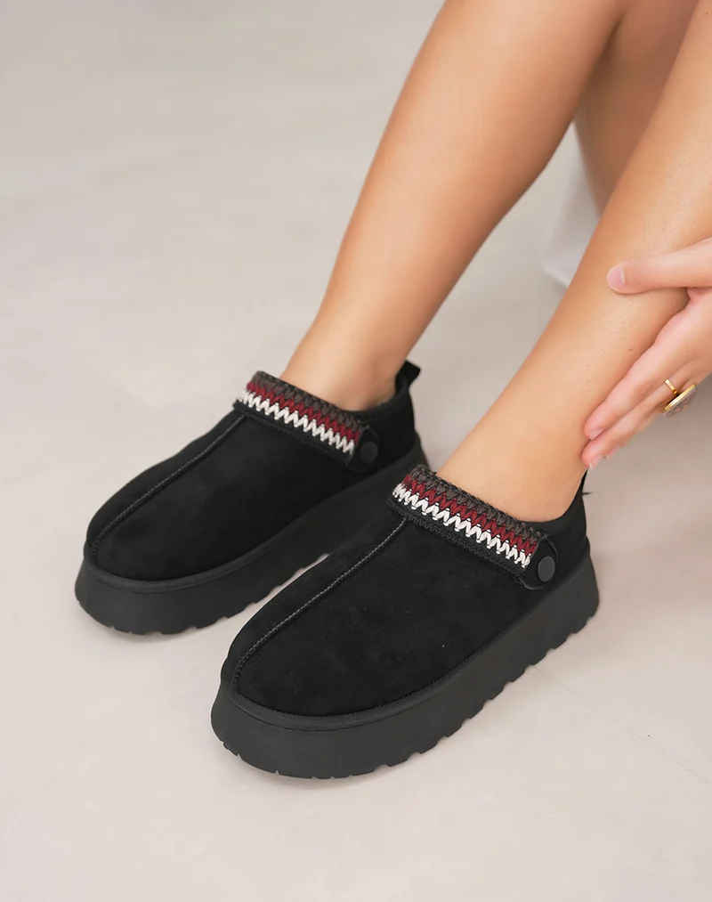 Mules femme noires en suédine fourrée avec détail cousu ajustable