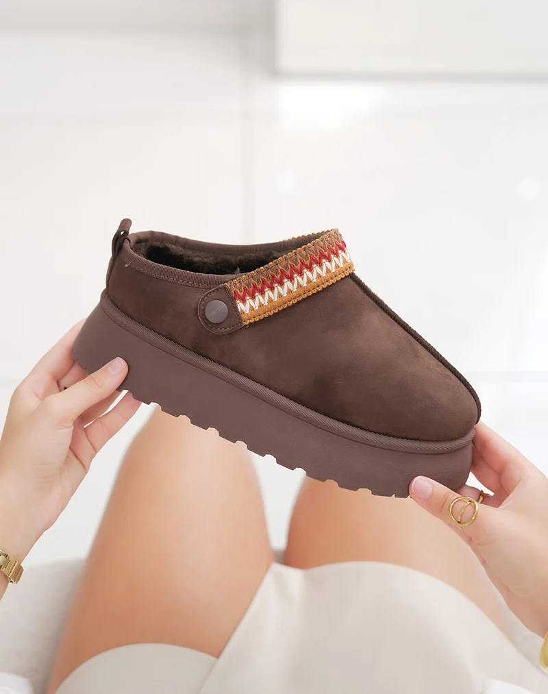 Mules femme marron chocolat en suédine fourrée avec détail cousu ajustable