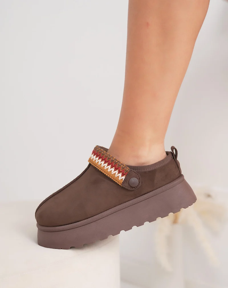 Mules femme marron chocolat en suédine fourrée avec détail cousu ajustable