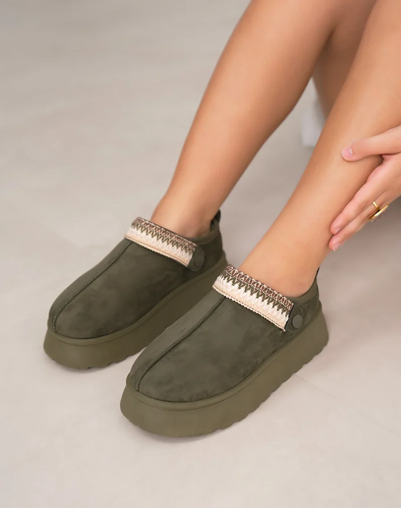 Mules femme vertes en suédine fourrée avec détail cousu ajustable